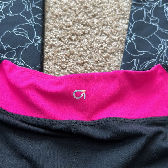 Gap fit black with white floral detailing leggings. Size medium. - Picture 7 of 10